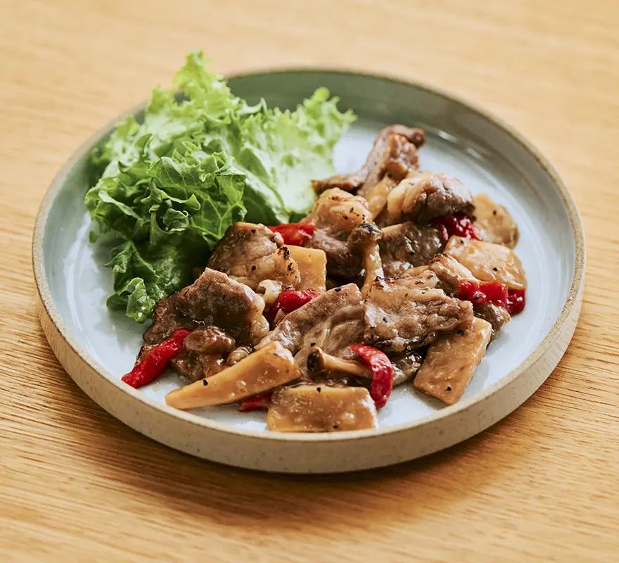 牛肉とキノコの黒コショウ風味
