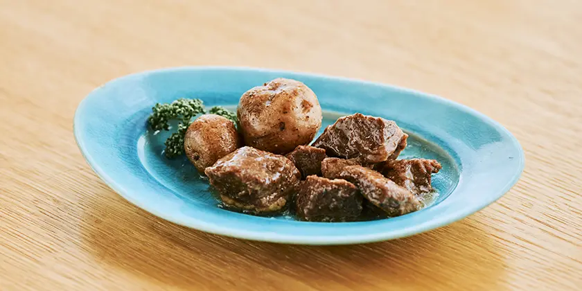 牛肉と皮付きじゃがいもの和風ソース