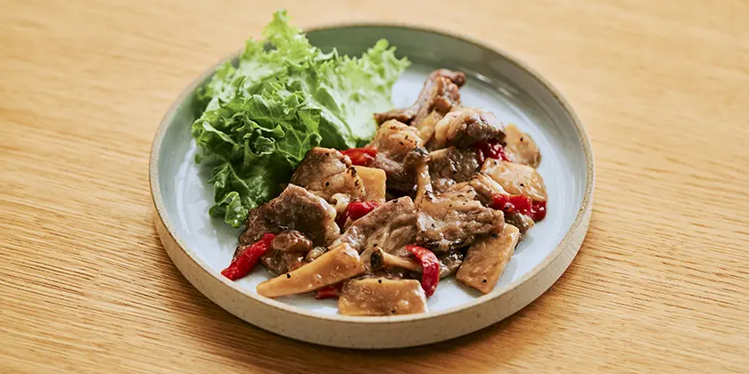 牛肉とキノコの黒コショウ風味